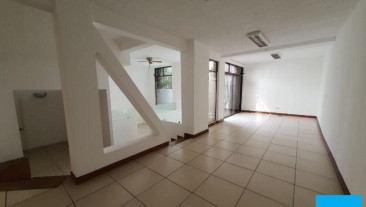 CASA AMPLIA 20 CALLE ZONA 10 