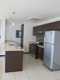 Rento lindo apartamento en zona 14.