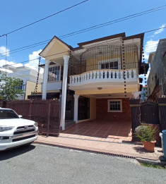 Casa en venta de 3 niveles en la Zona Oriental, S.D.E.