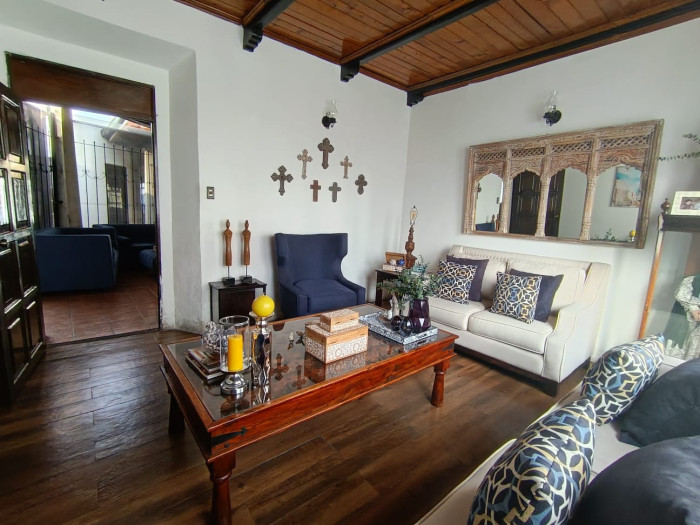 Amplia Casa en Venta en Centro Histórico Zona 1 - Image 1