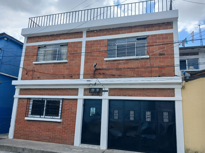 CASA REMODELADA EN VENTA EN ZONA 1 - Image 1