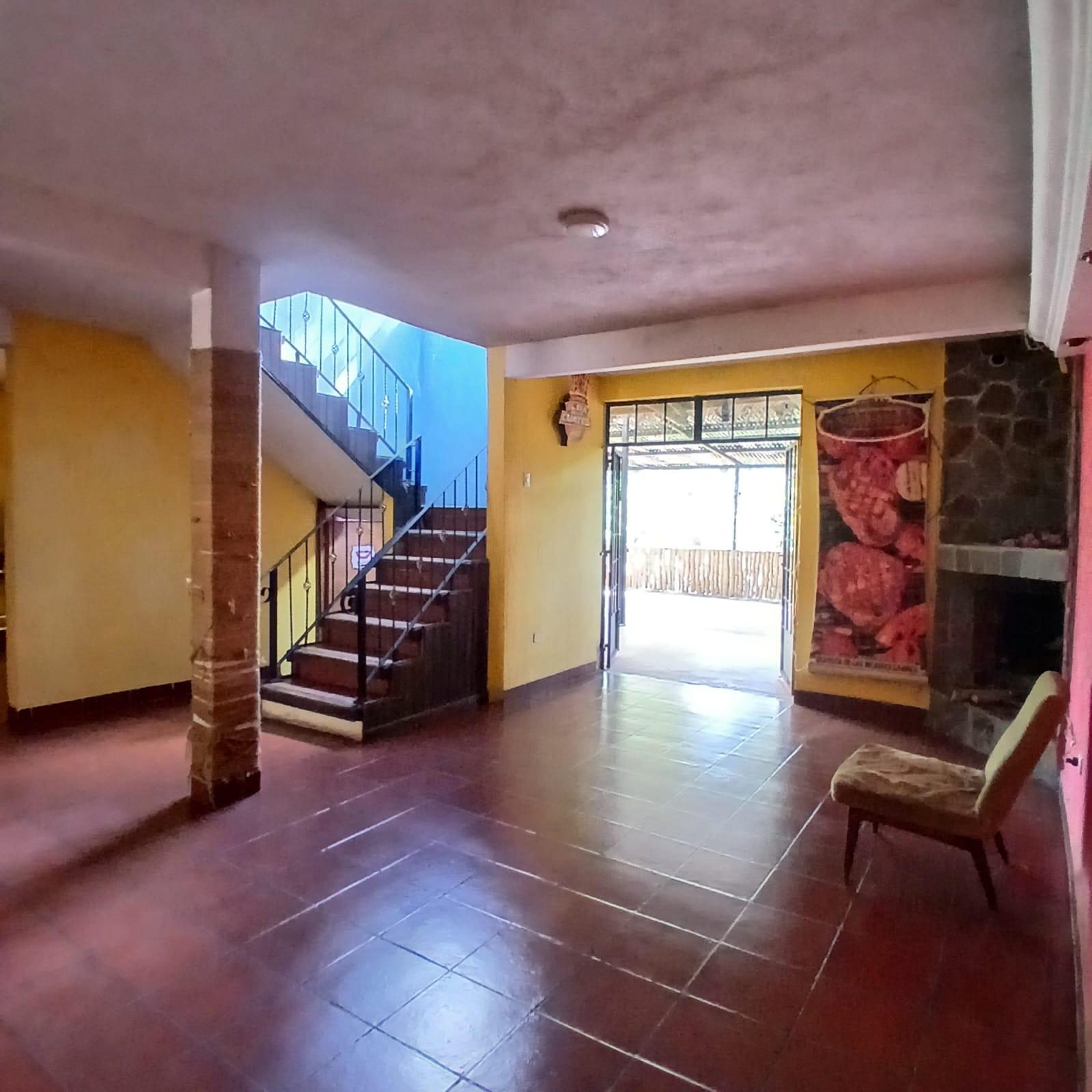 Amplia casa con terreno en venta en Bárcenas - Image 1