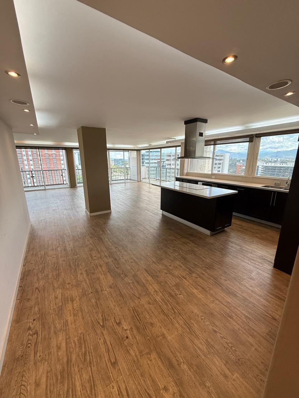 Penthouse en renta en Ciudad Vieja, Zona 10 - Image 1