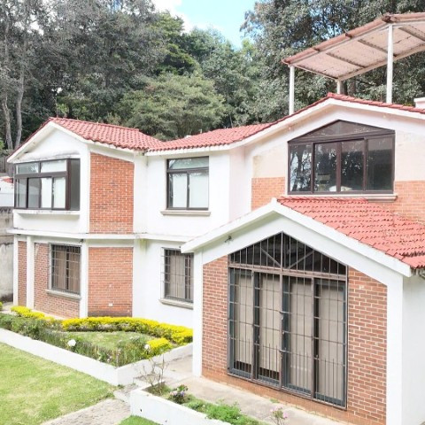 Casa con Jardín en Venta San Lucas Sacatepéquez - Image 1