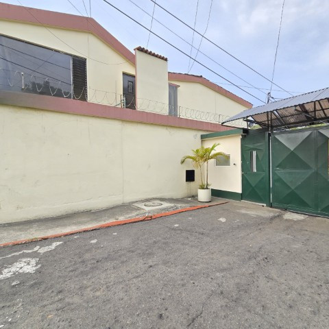 Casa en Venta San Cristóbal con Dos Locales Comerciales - Image 1