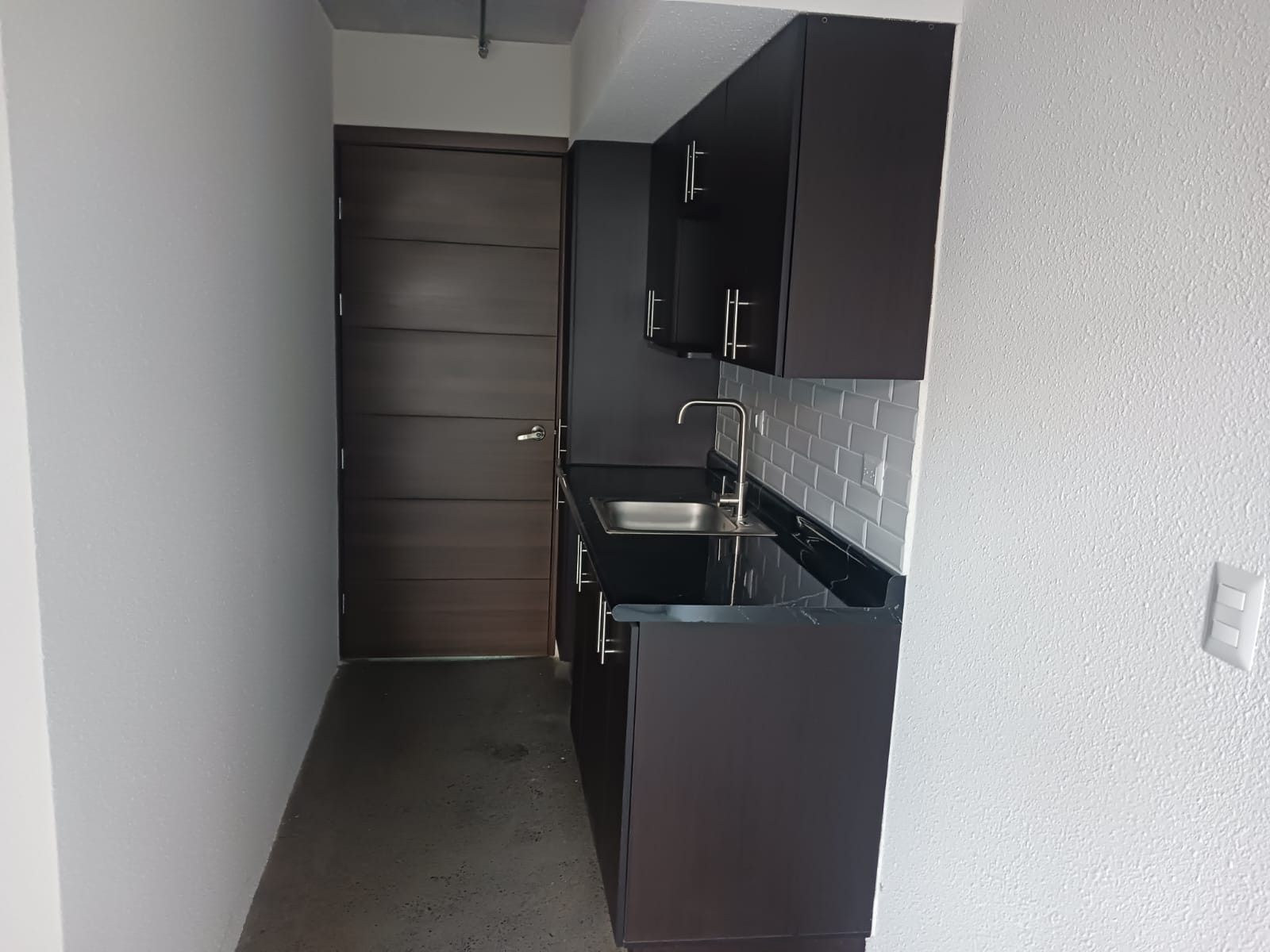 Rento apartamento tipo loft semi-amueblado en zona 12