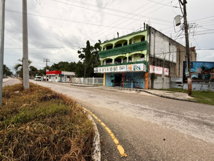 Edificación comercial con local y amplio terreno - Image 1