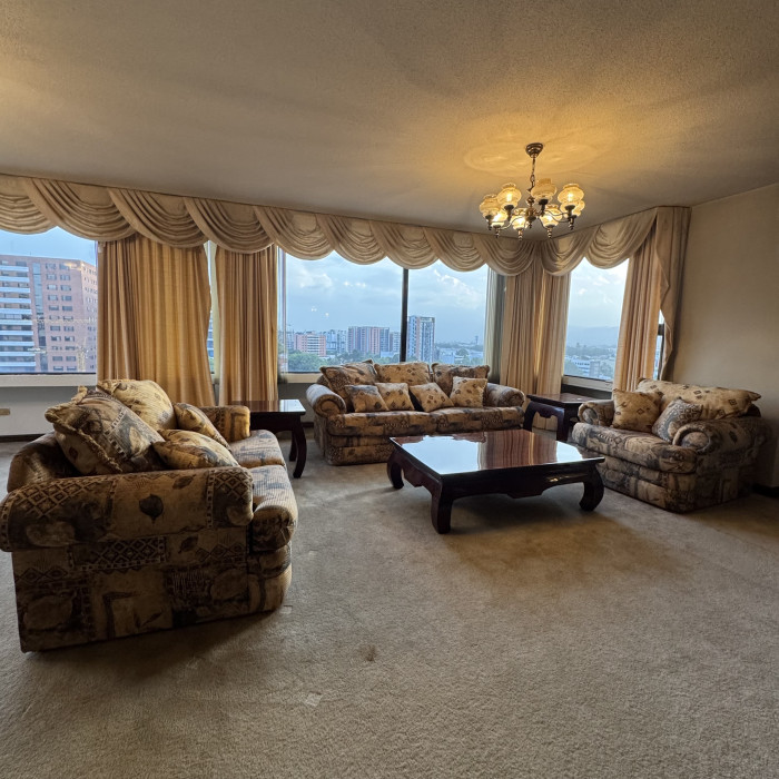 Apartamento en Renta zona 14 Avenida Las Americas - Image 1