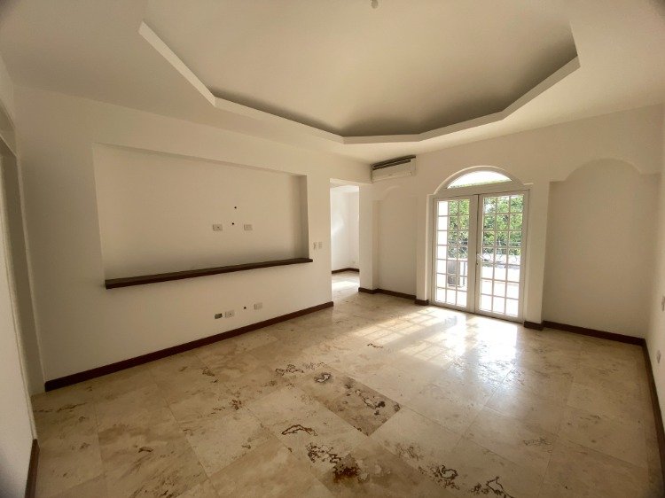 Casa en Venta en Residencial Exclusivo en Zona 16 - Image 1
