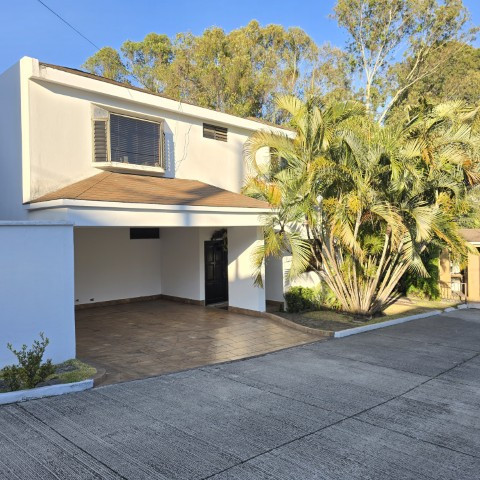 Casa en Venta en Condominio sobre Bulevar San Cristobal - Image 1