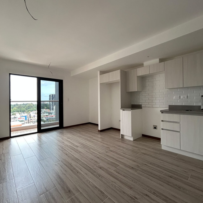 Apartamento en Venta en Zona 10 - Image 1