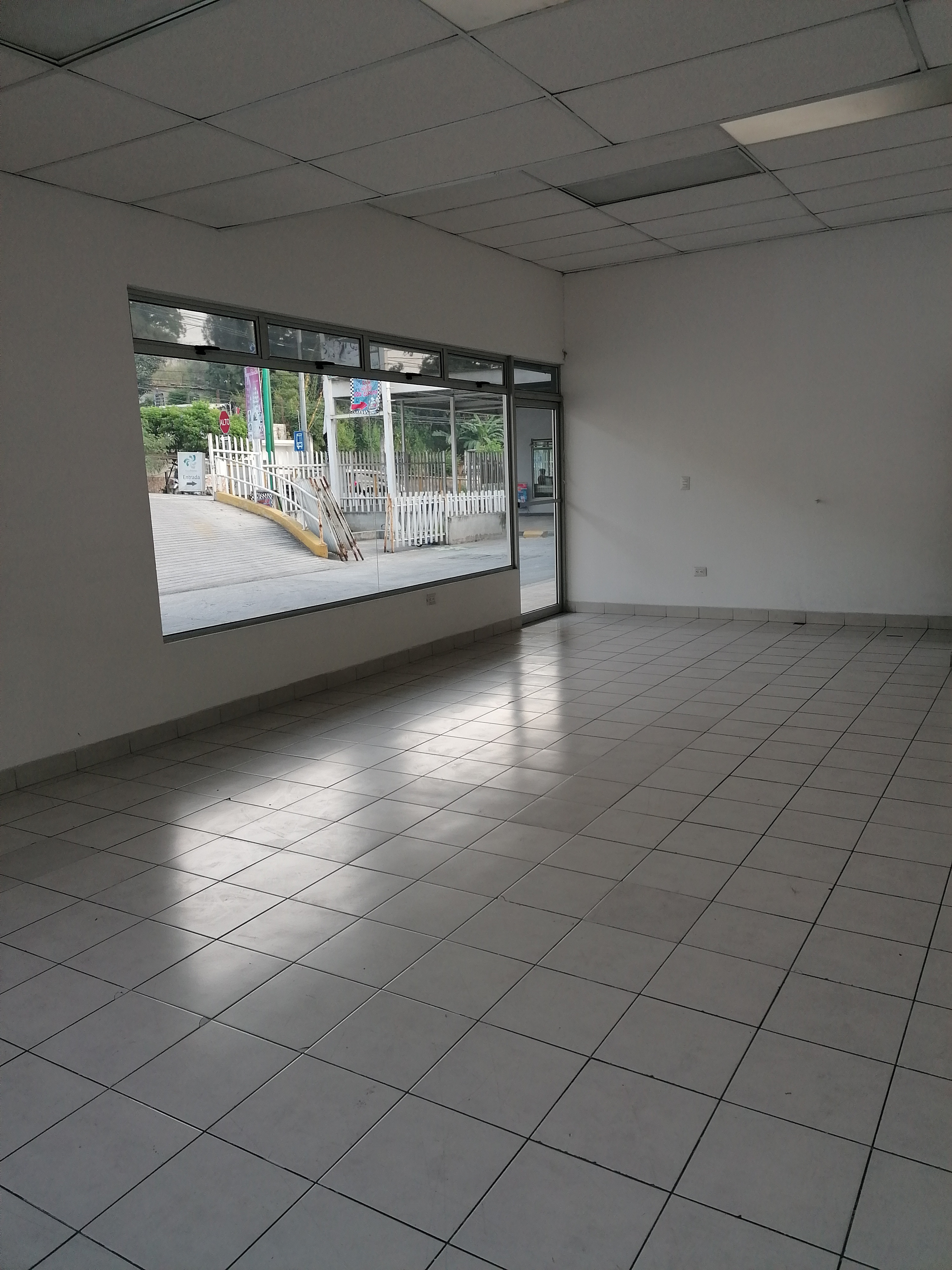Se renta local en Plaza Comercial Prisma - Image 1