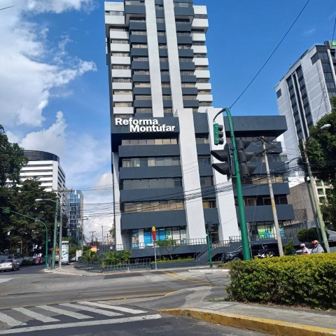 Oficina en Renta Zona 10 Edificio Reforma Montufar - Image 1