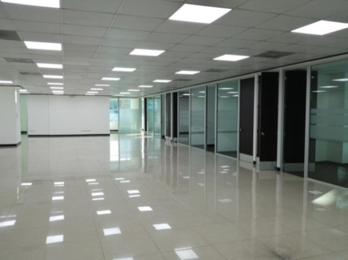 Alquiler Oficina Tabicada en Zona 10 Avenida Reforma - Image 1