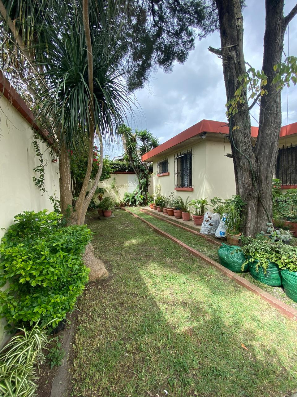Casa en Venta en Las Charcas Zona 11 - Image 1