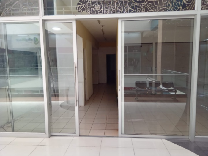 Rento Local en Centro Comercial en calzada Roosevelt