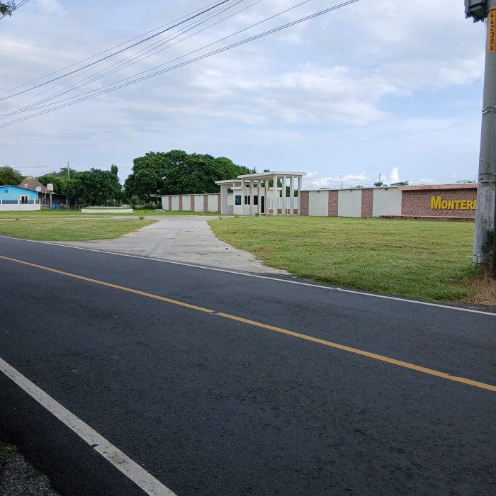 Terreno en condominio residencial Monterrico - Image 1