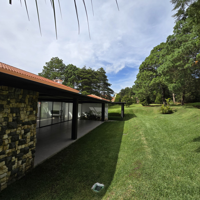 Exclusiva Casa en Hacienda Nueva Country Club Guatemala - Image 1