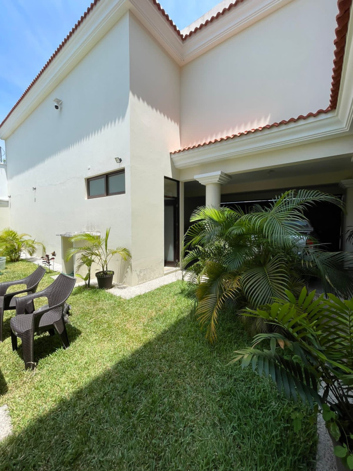 Casa grande en venta en Jutiapa sobre calle principal - Image 1