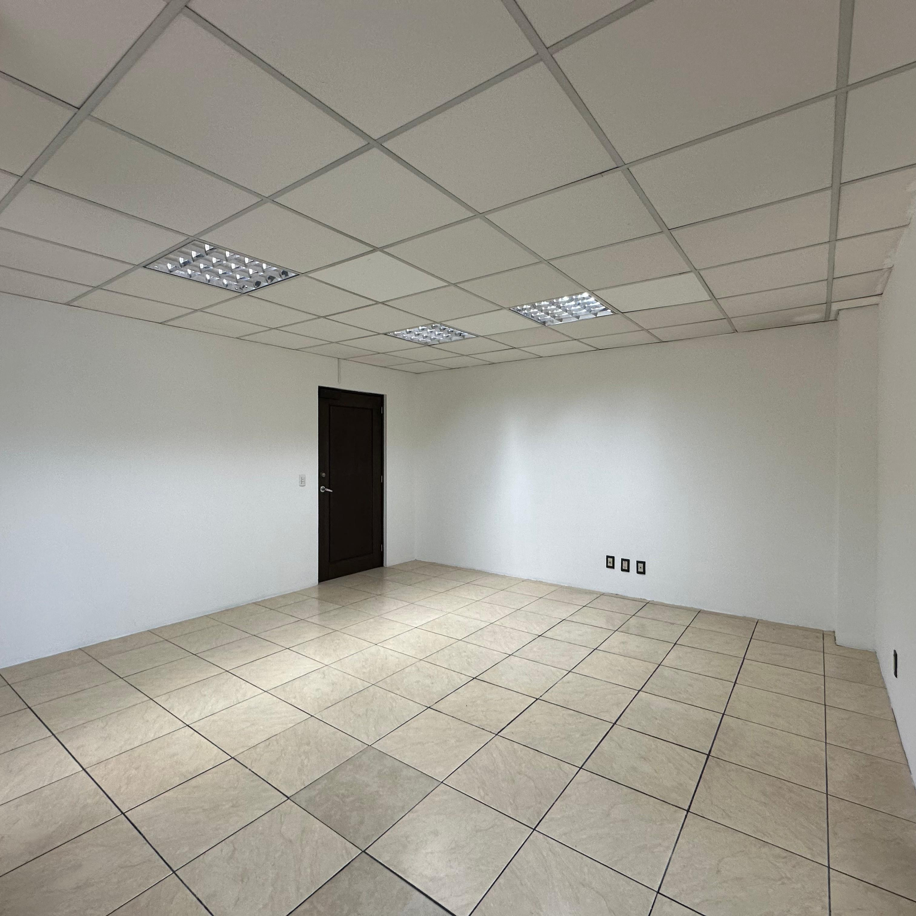 Oficina en Venta Para Inversión en Zona 10 - Image 1