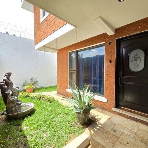 Casa en Venta en Vista al Valle San Cristóbal Guatemala - Image 1