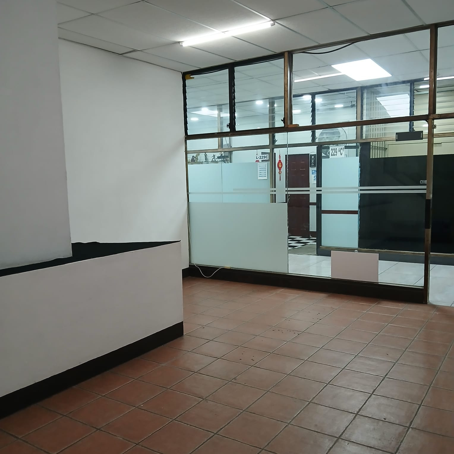 Local de 49 m2 en alquiler - CENTRO COMERCIAL CAPITOL