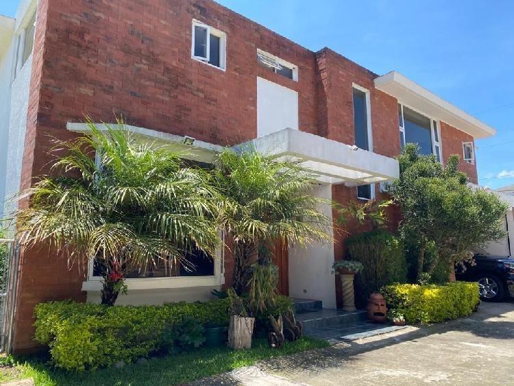 Oportunidad en VENTA 3 Casas y Terreno Sta. Catarina - Image 1