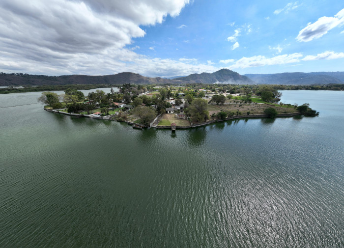 Chalet en venta a orilla del lago Amatitlán - Image 1