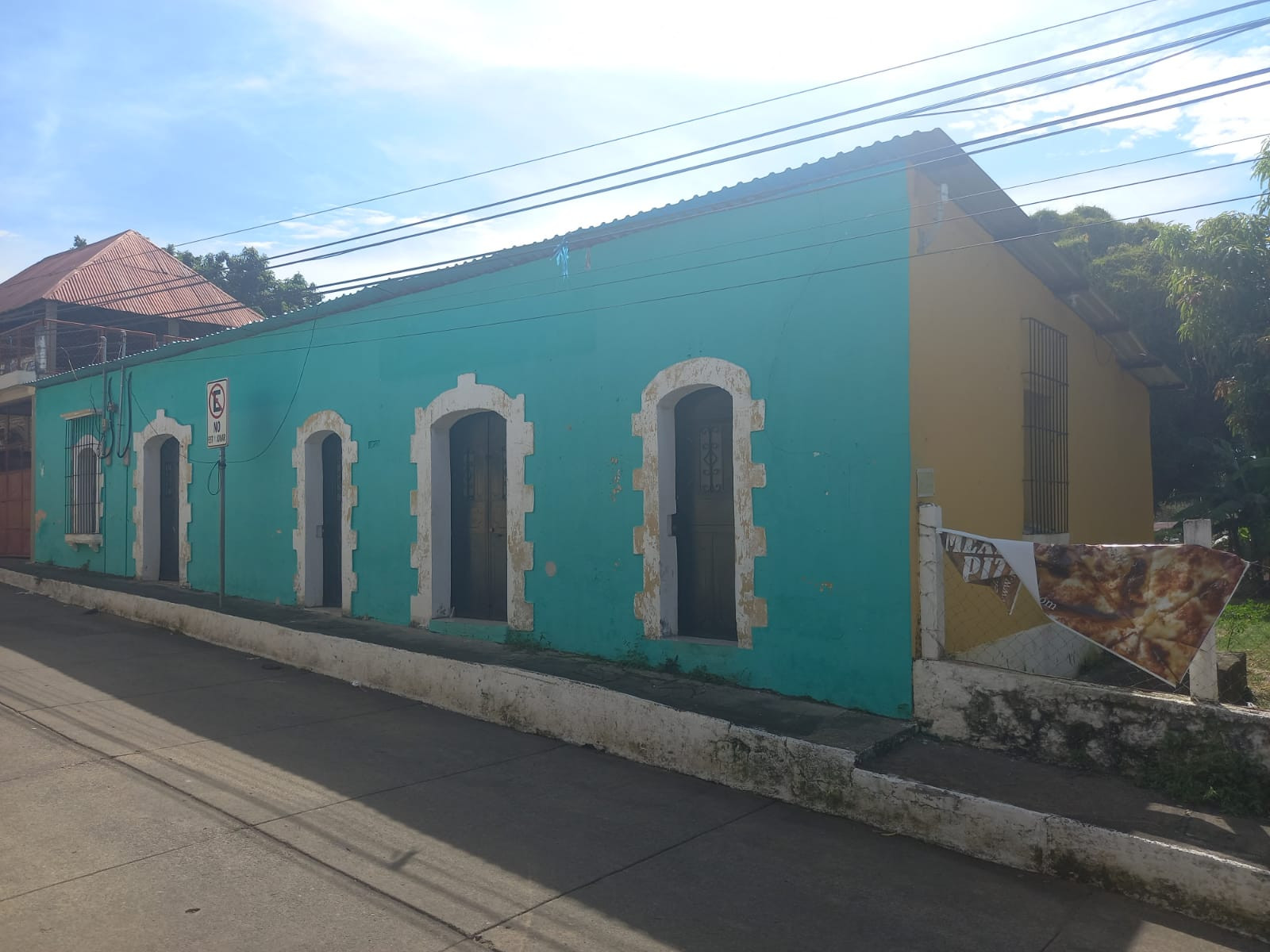 Venta de Casa frente a Mercado Central Santa Rosa - Image 1