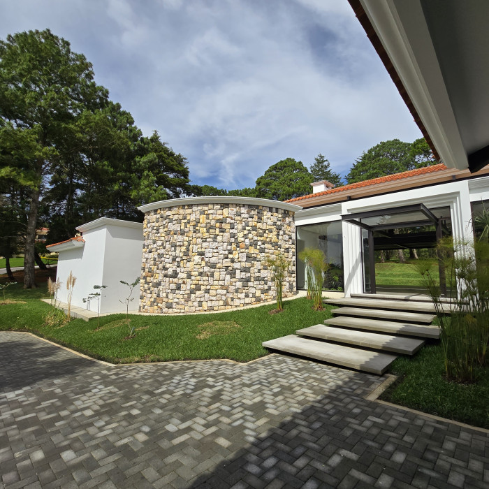 En Venta Residencia de Lujo en Hacienda Nueva - Image 1