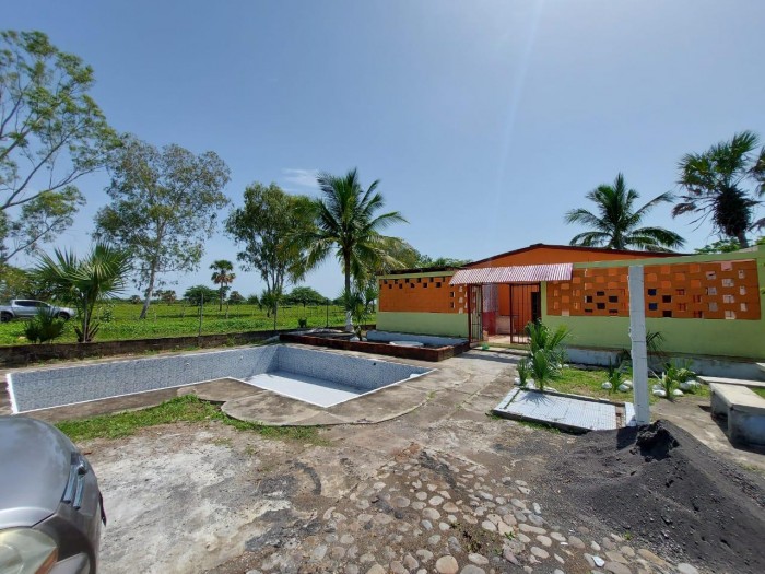 En venta terreno y casa vacacional en Taxisco - Image 1