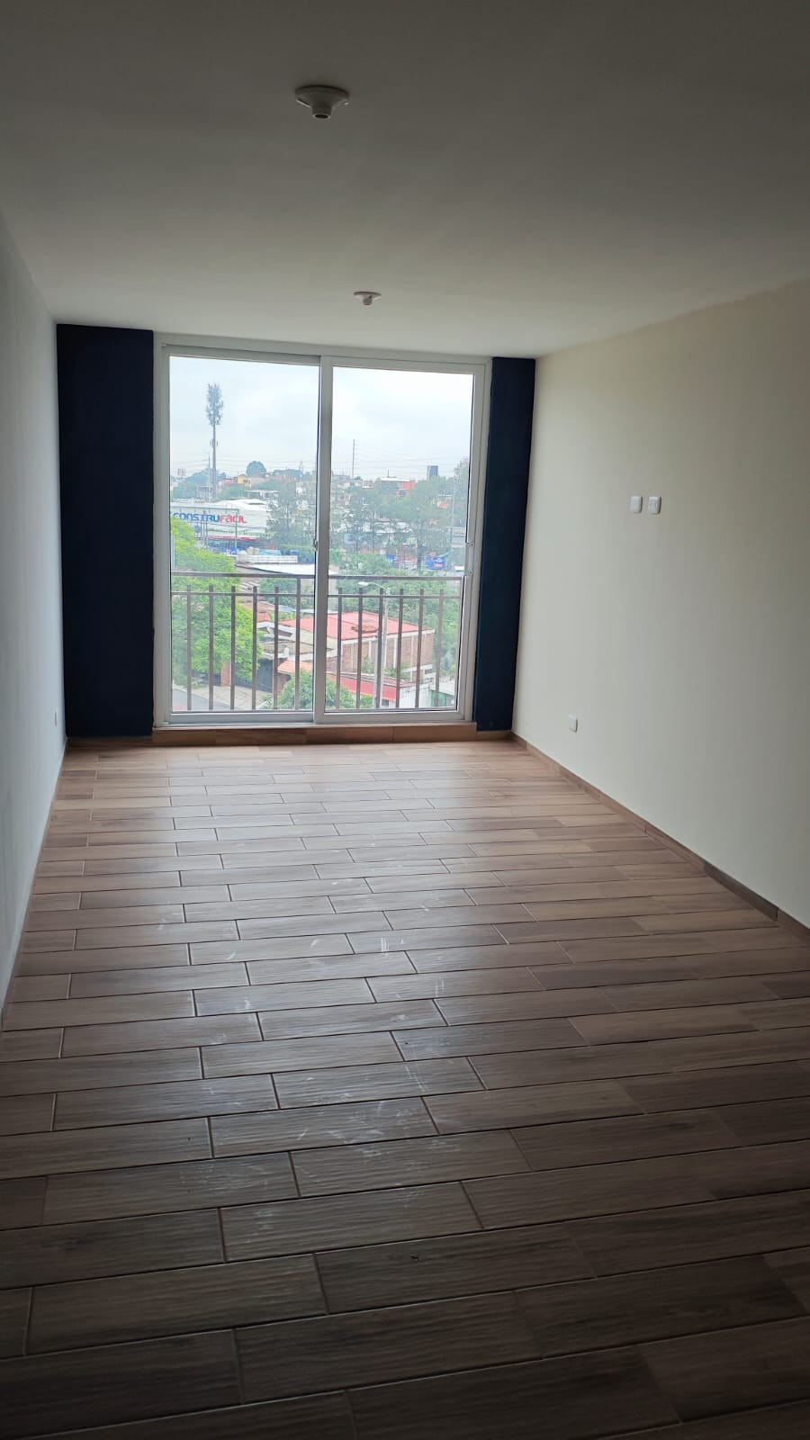 Apartamento en venta cerca de Calzada Roosevelt - Image 1