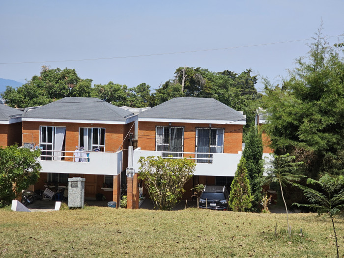 Casa en Renta en El Encinal en condominio zona 7 Mixco