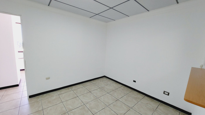 Oficina en Renta 80mts en Plaza Profesional zona 13 - Image 1