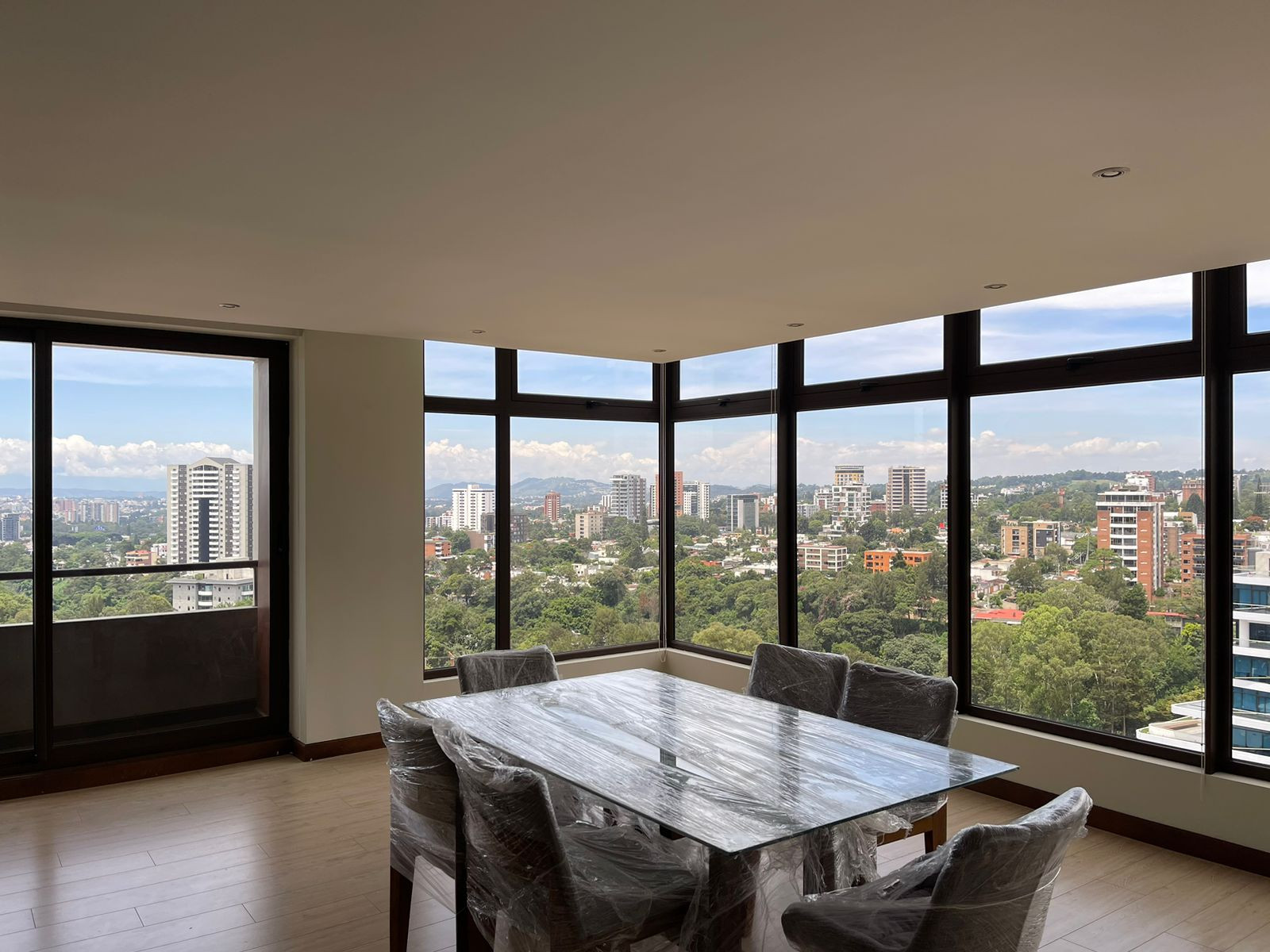 Apartamento en venta zona 10 - Image 1