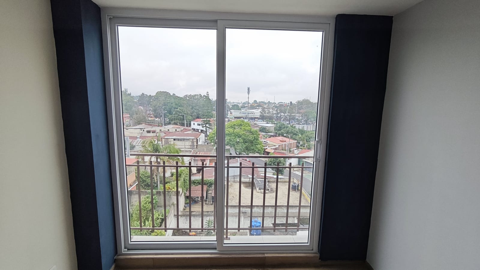 Apartamento en venta cerca de Calzada Roosevelt - Image 1