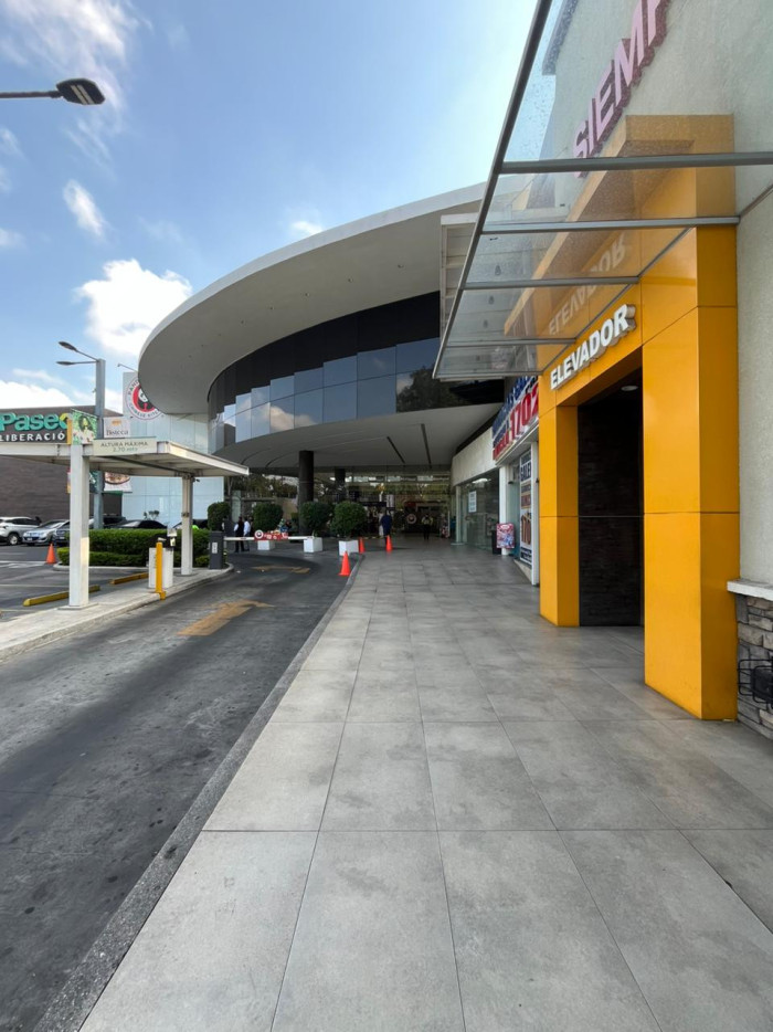 Local Comercial En Renta en Zona 9 - Image 1