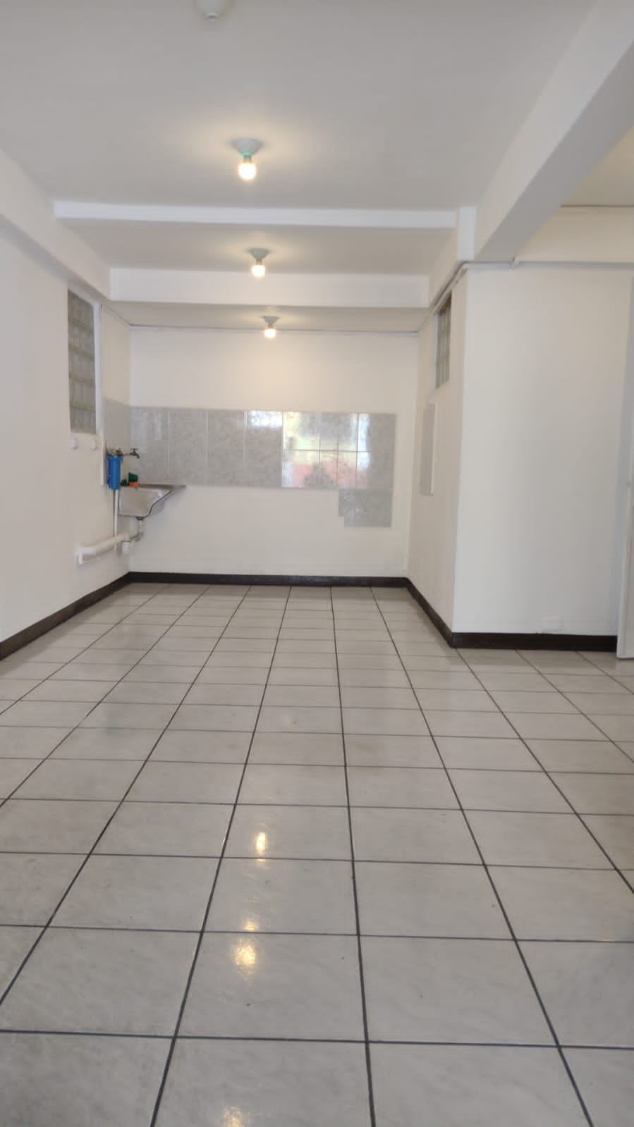 LOCAL COMERCIAL EN RENTA CERCA DE CALZ.ROOSVELT ZONA 7