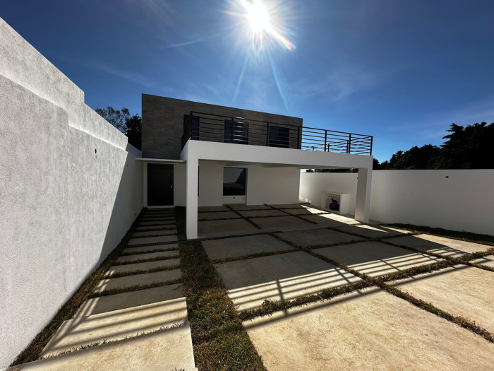 En Venta Casa en Condominio Arrazola, Fraijanes - Image 1