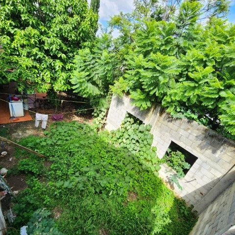 Terreno con Locales y Apto. en Venta en San Cristóbal - Image 1