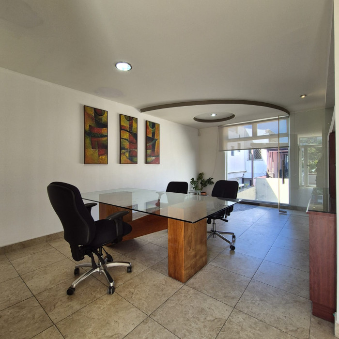 Oficina en Alquiler en Business Center zona 13 - Image 1