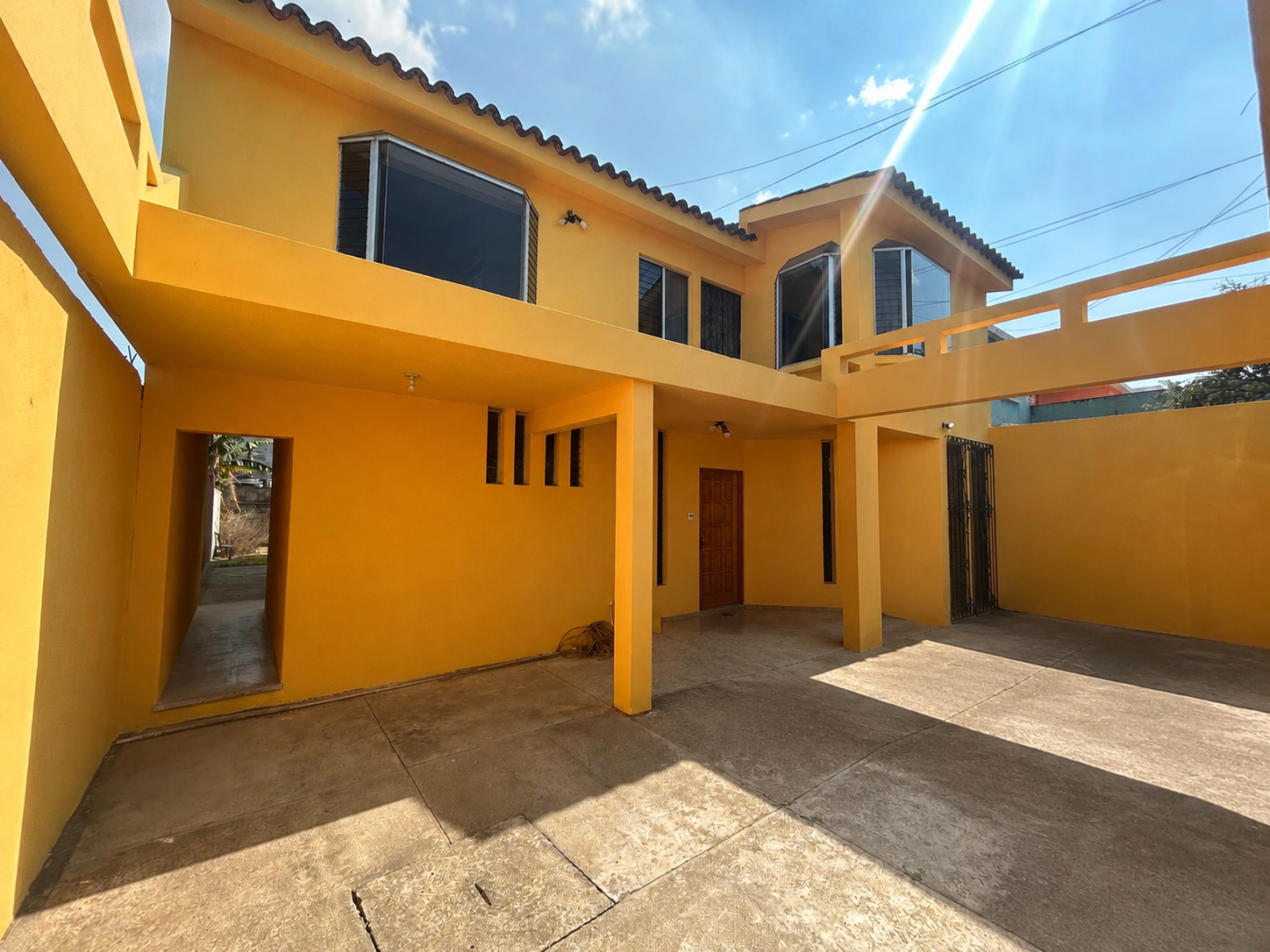 Casa en Venta en Pinares de San Cristobal Mixco - Image 1