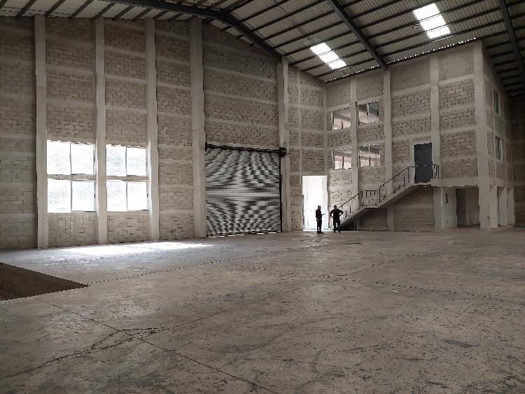 bodega industrial adentro de complejo
