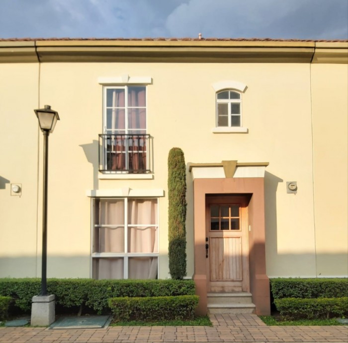 Venta de casa en Condado Naranjo, zona 4 de Mixco. 