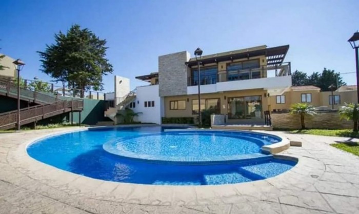 Venta de amplia casa en Cumbres de la Arboleda, CAES. 