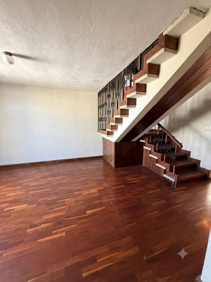 Casa sobre vía principal en Venta en Lourdes Zona 17