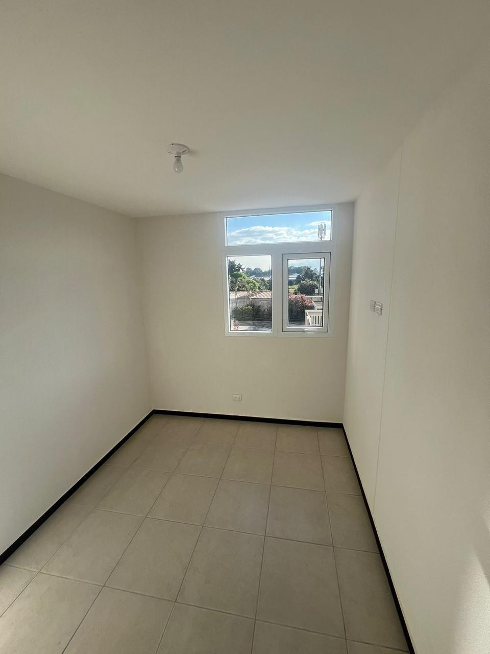 Apartamento en Renta Parque San Jorge Zona 11 - Image 1