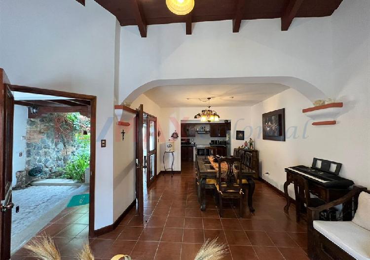HERMOSA CASA EQUIPADA EN VENTA EN PORTAL DE ANTIGUA.
