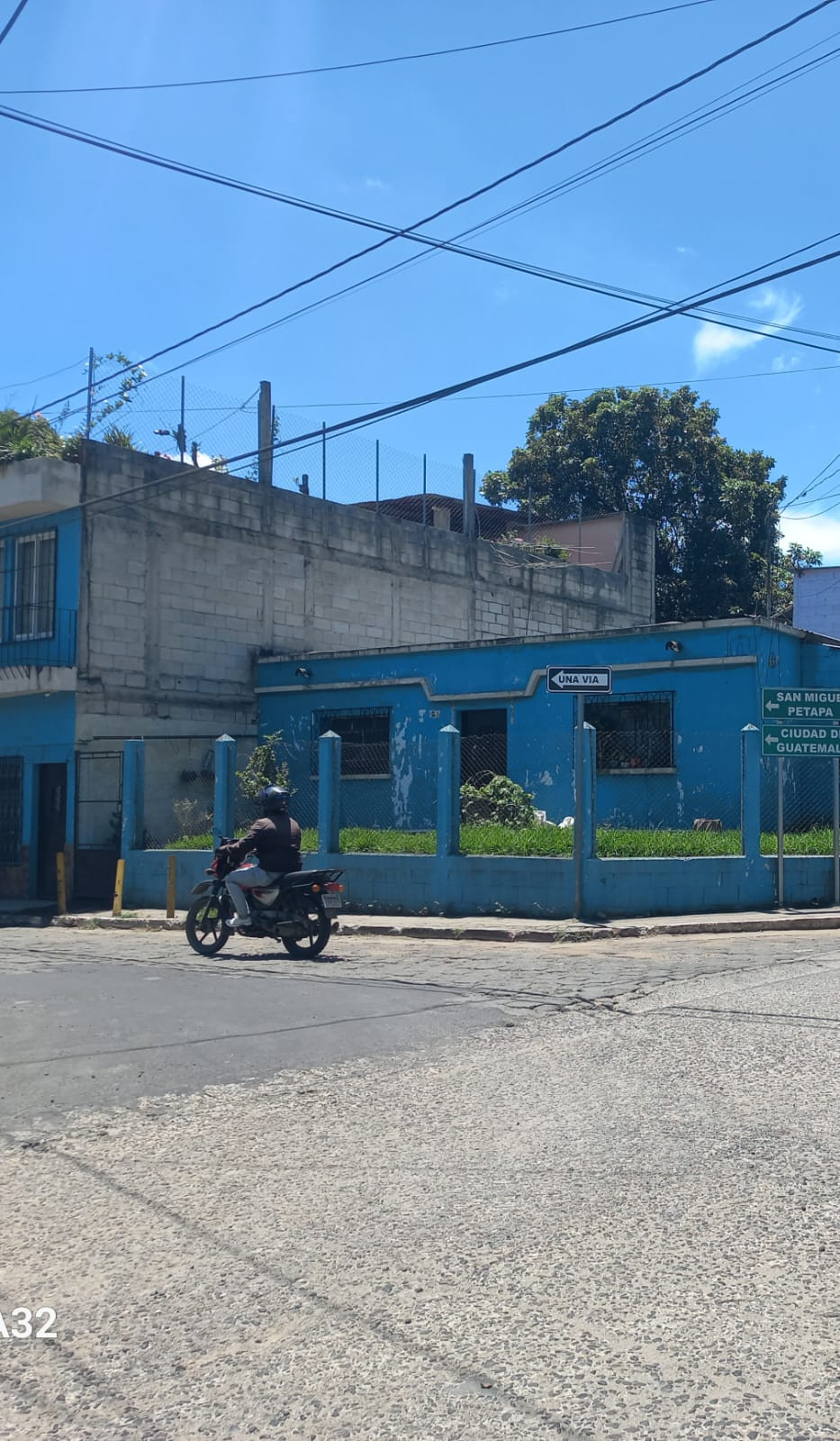 CASA CON USO DE SUELO COMERCIAL EN VILLA CANALES