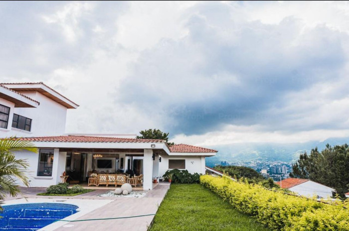 Casa en Venta en Lomas de Altamira, San Salvador